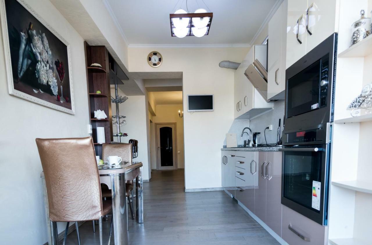 Spacious And Cozy Apartment In Bishkek Center ภายนอก รูปภาพ