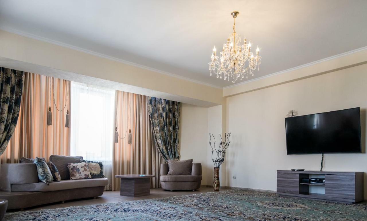 Spacious And Cozy Apartment In Bishkek Center ภายนอก รูปภาพ