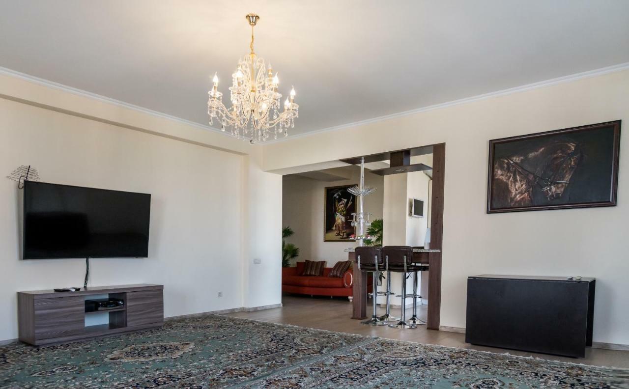 Spacious And Cozy Apartment In Bishkek Center ภายนอก รูปภาพ