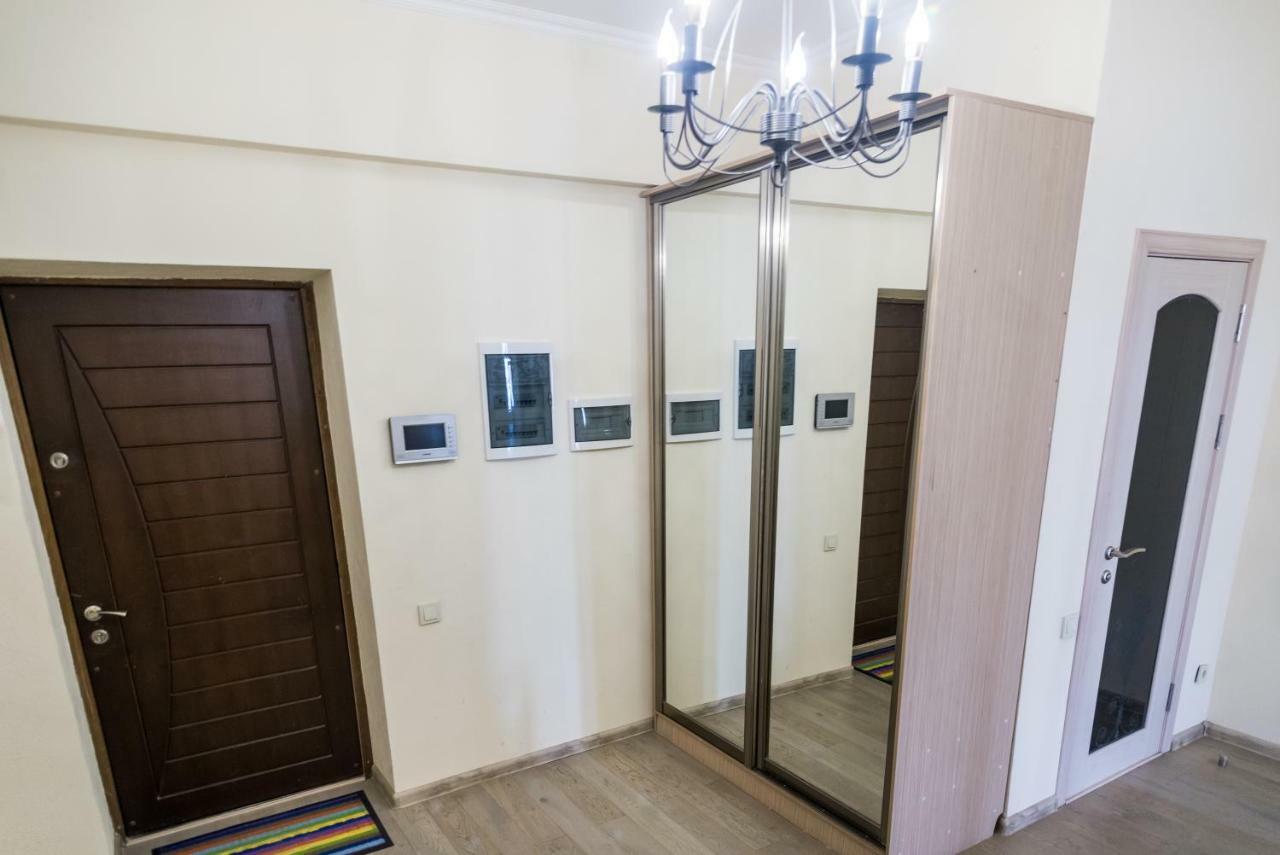 Spacious And Cozy Apartment In Bishkek Center ภายนอก รูปภาพ