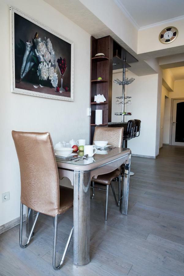 Spacious And Cozy Apartment In Bishkek Center ภายนอก รูปภาพ