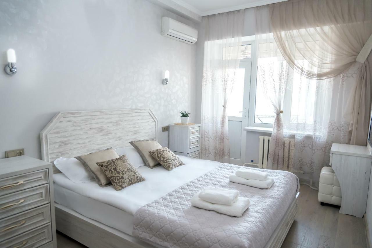 Spacious And Cozy Apartment In Bishkek Center ภายนอก รูปภาพ